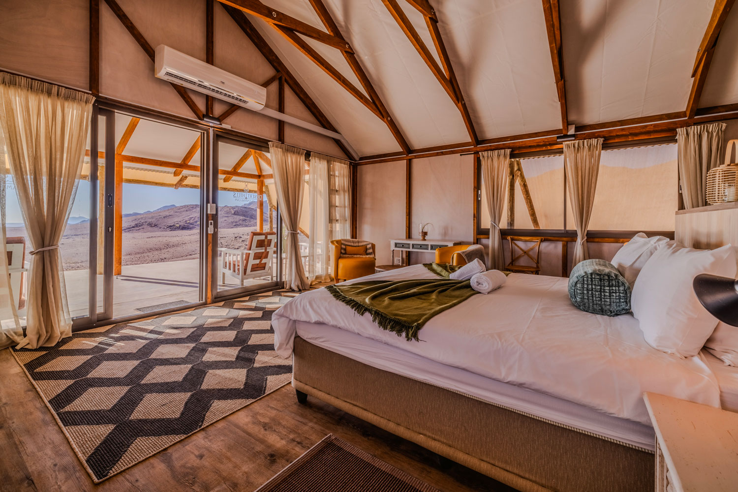 desert-hills-namibia-1 Desert Hills - Glamping nel deserto in Namibia con piscina